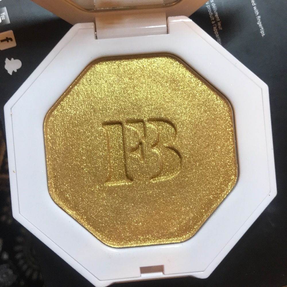 Fenty Beauty Highlighter in “Trophy Wife”
